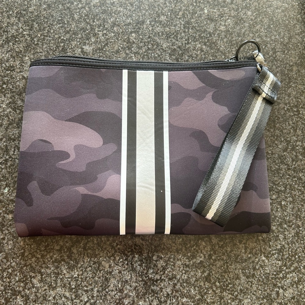 Camouflage neoprane pouch with detachable wrist Strap